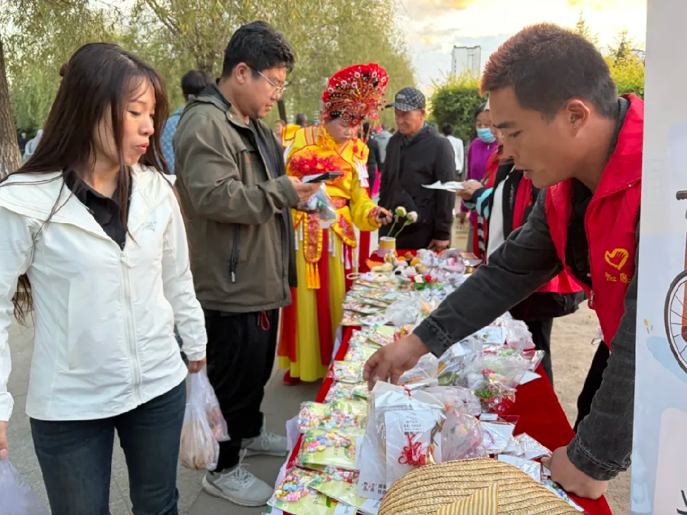 公主岭市青年先锋志愿者协会开展爱心义卖活动