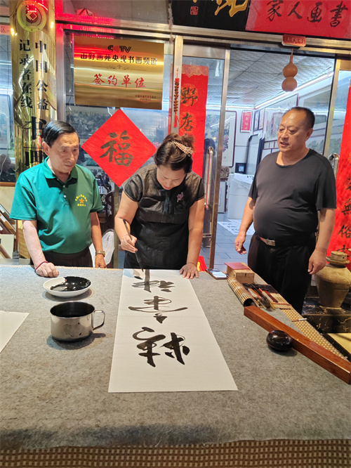 河北唐山田野书画院举办迎中秋佳节书画笔会