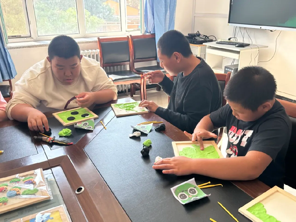 公主岭市青年先锋志愿者协会开展“三只小羊”粘土画手工活动