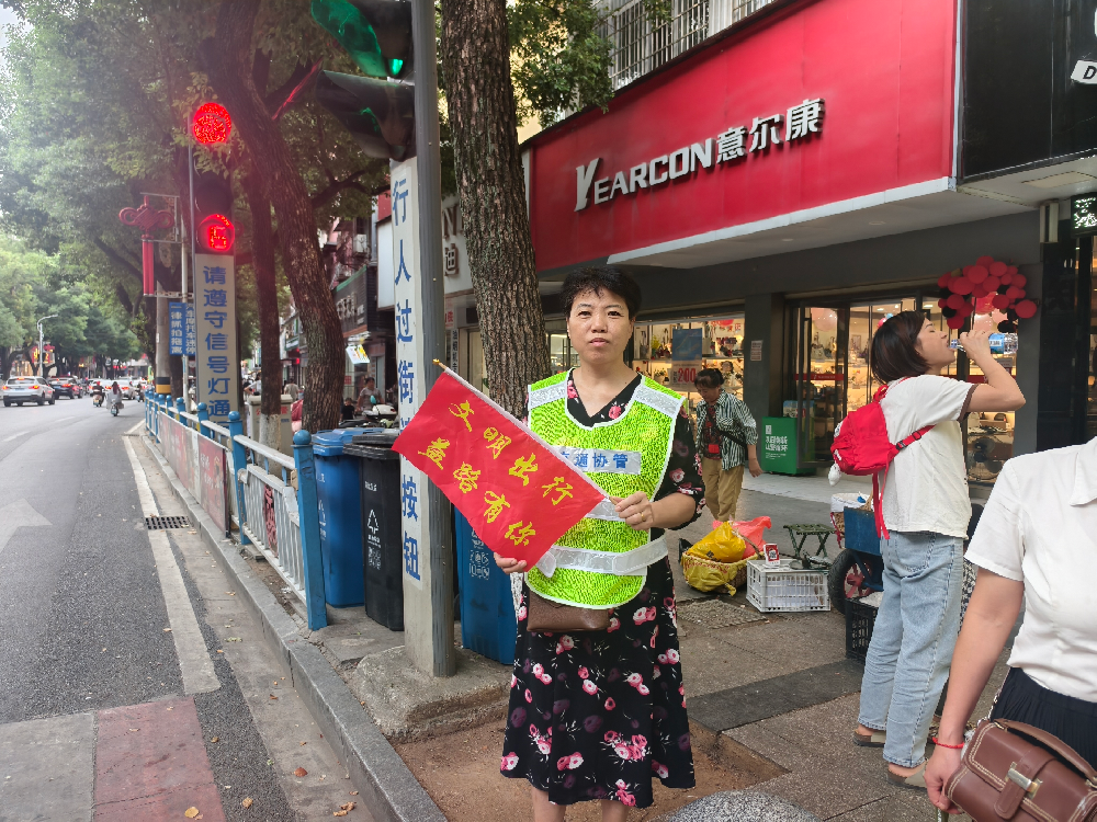 赤壁义工志愿服务队为期一个月站台值守 劝导不文明行为