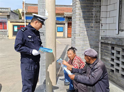 山西：农忙双节将至 交警进村讲安全