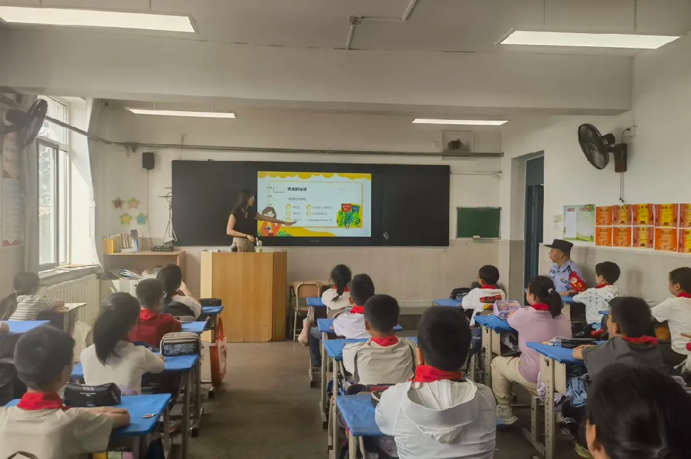 与法童行 守护明天——唐山市水机路小学法治教育宣传活动