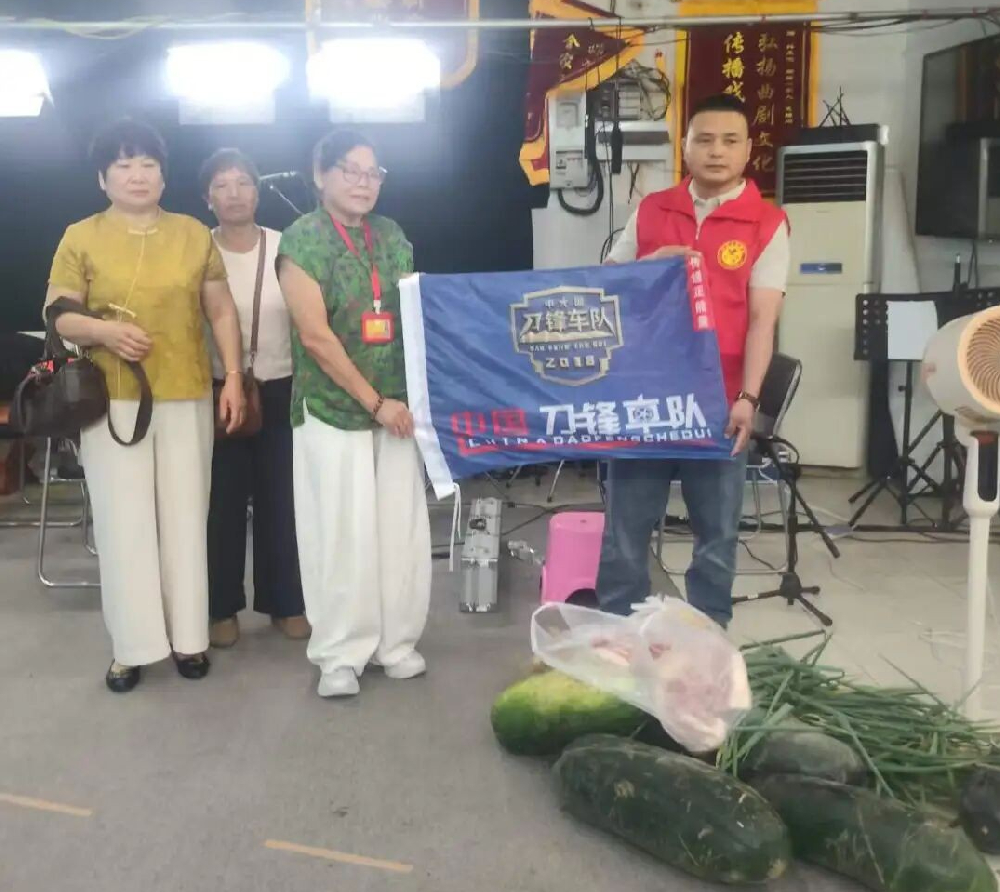 江苏南通刀锋车队慰问老年活动中心