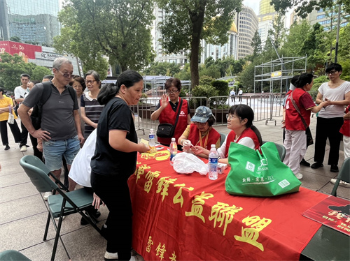 坚守志愿初心 弘扬雷锋精神 南京路步行街常态化公益服务暖人心