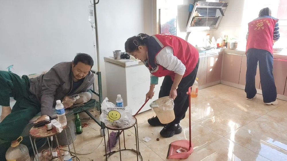 舒兰市青年志愿者协会中秋节慰问一对一帮扶独居残疾家庭