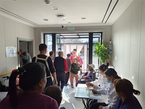 舒兰市青年志愿者协助开展老年公益义诊活动