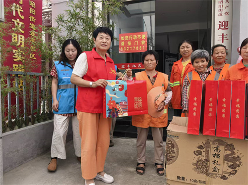 江苏泰州：中秋佳节走精访 慰问环卫工人忙