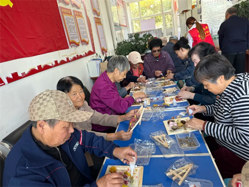 公主岭市青年先锋志愿者协会开展“干花画框”手工活动
